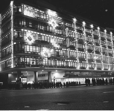 Świąteczne iluminacje sklepów w Warszawie Centralny Dom Towarowy