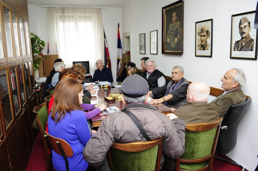 Članovi Udruženja logoraša Jasenovac na sastanku u prostorijama Saveza boraca NOB-a