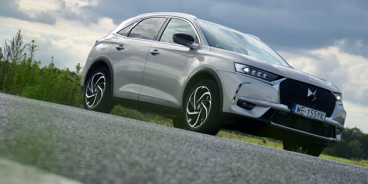 DS 7 Crossback E-Tense 300 4x4 taki jak na obrazku kosztuje ponad ćwierć miliona złotych. 