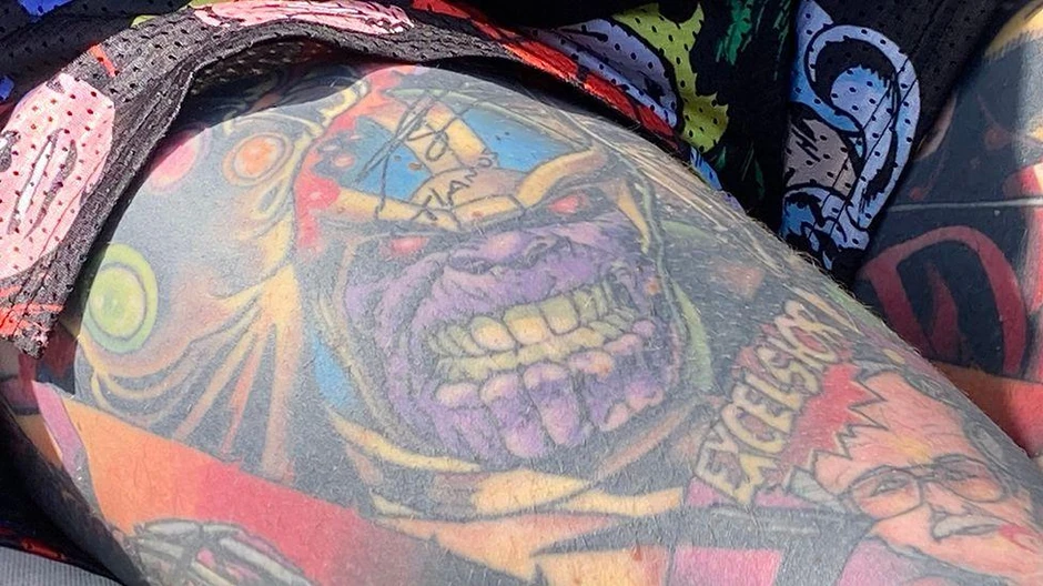 Redfordova Marvel kolekcija počela je tetovažom Tanosa, a kasnije je dodat autogram glumca Džoša Brolina | Foto: Simon Spark / BBC