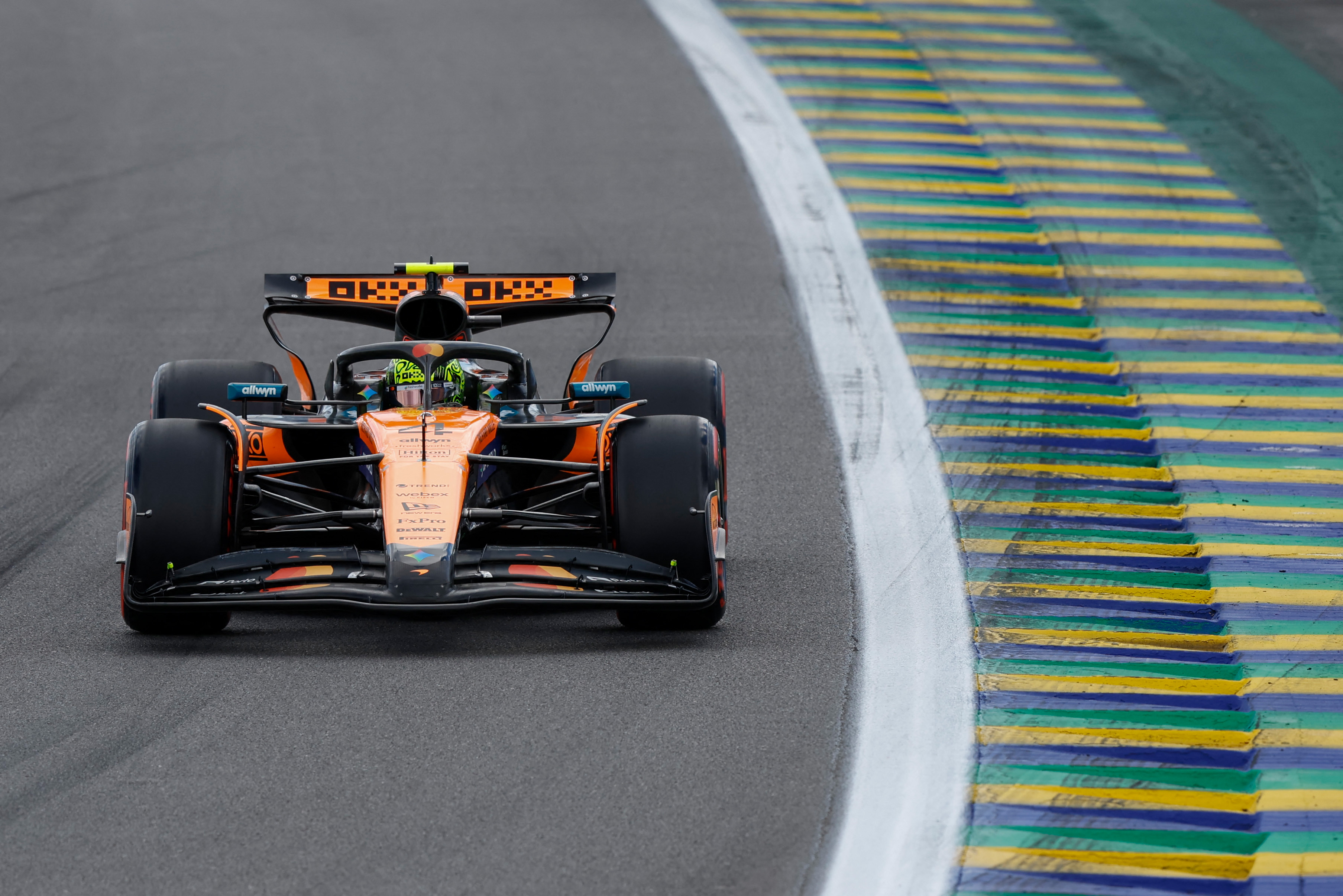 Norris logra pole en Brasil mientras Verstappen cae en Q1 y saldrá 16º
