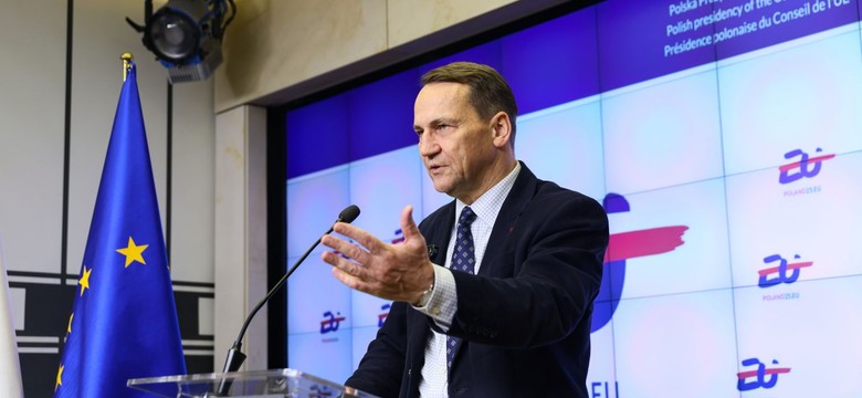 "Męczennik od defraudacji". Sikorski o paszporcie dyplomatycznym Romanowskiego