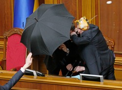 Reporter w stroju zająca siał popłoch w parlamencie