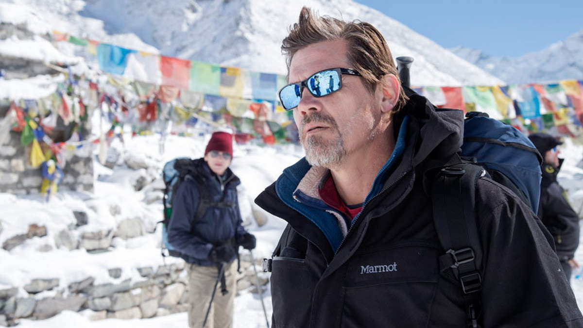 "Everest" Baltasara Kormákura to kino popularne naprawdę wysokiej próby. Oparta na faktach opowieść o feralnej komercyjnej wyprawie na tytułową górę z 1996 roku, która zamieniła się w jedną z największych górskich tragedii XX wieku, oferuje zarówno stosunkowo wierne odtworzenie całej historii, jak i wspaniałe wrażenia wizualne.