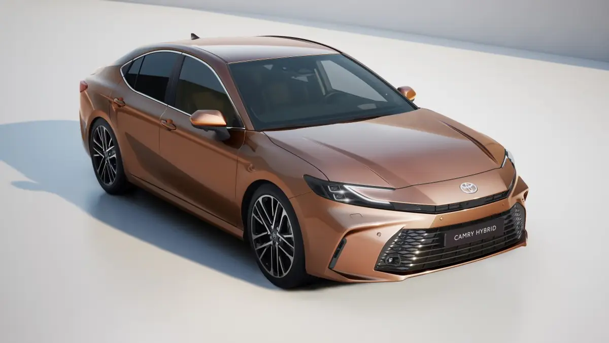 Nowa Toyota Camry trafi do Polski. Efektowna stylistyka i nowy napęd