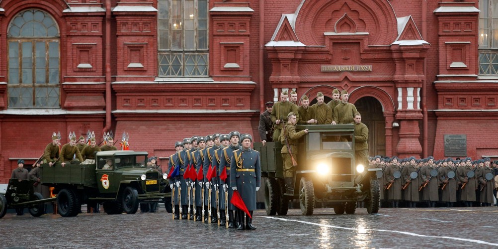 Historyczna parada w Moskwie. Rosjanie świętują 73. rocznicę bitwy o Moskwę