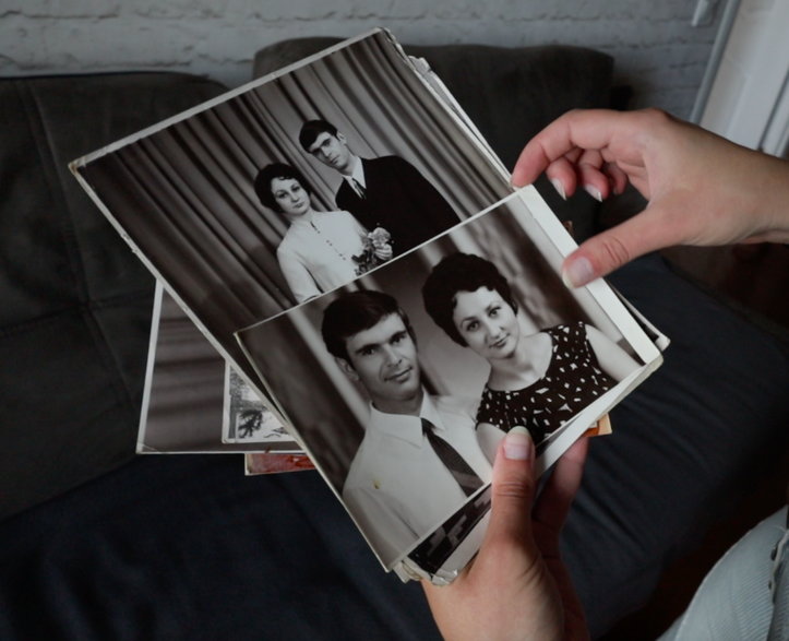 Anastazja trzymająca zdjęcia swoich dziadków
