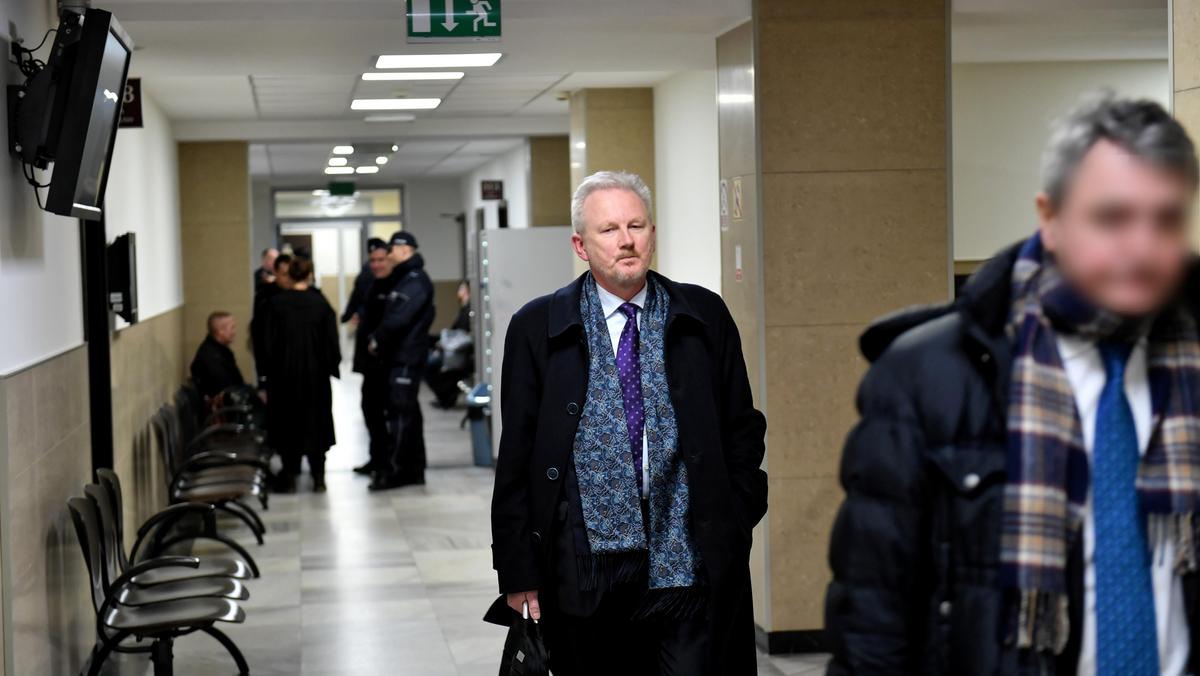 Były wiceszef Komisji Nadzoru Finansowego Wojciech Kwaśniak (C) na korytarzu sądowym