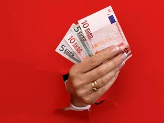 ręka pieniądze euro oferta czerwone tło kontroferta
