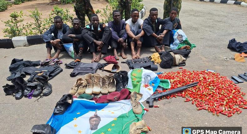 Suspected Yoruba nation agitators invade Oyo govt secretariat in army uniform  [Twitter:@HQNigerianArmy]