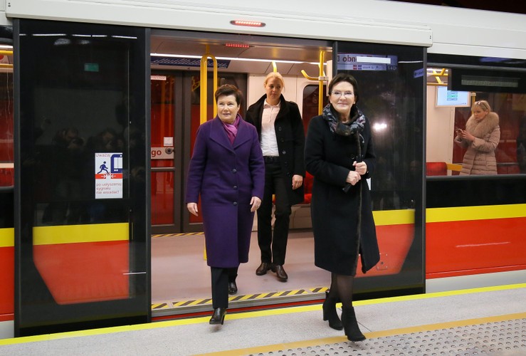 Premier i prezydent Warszawy jadą drugą linią metra