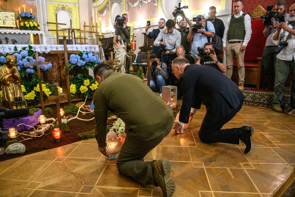 Andrzej Duda i Wołodymyr Zełenski w katedrze św. Apostołów Piotra i Pawła w Łucku