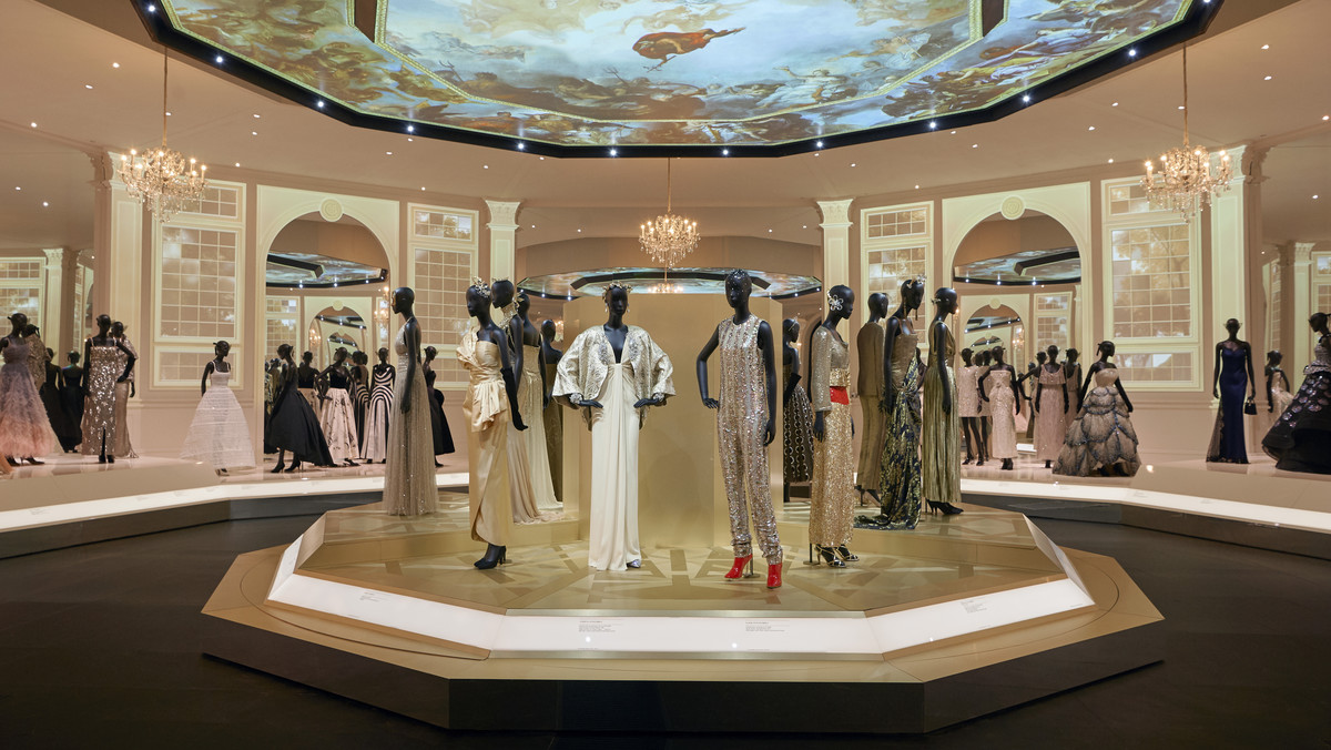  V&A Christian Dior Designer of Dreams exhibition Ballroom section (c) ADRIEN DIRAND (22)