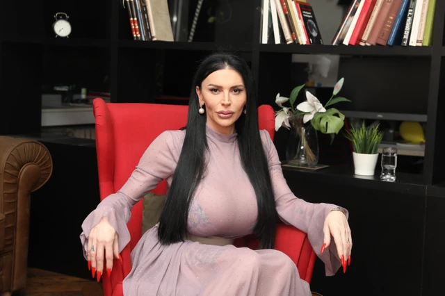 ELEKTRA ELIT NA SLOBODI? Trans pevačica koju deca zovu "TATA" puštena iz pritvora, advokat otkrio šok detalj!