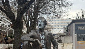 Oskrnavljen spomenik Borislavu Pekiću 