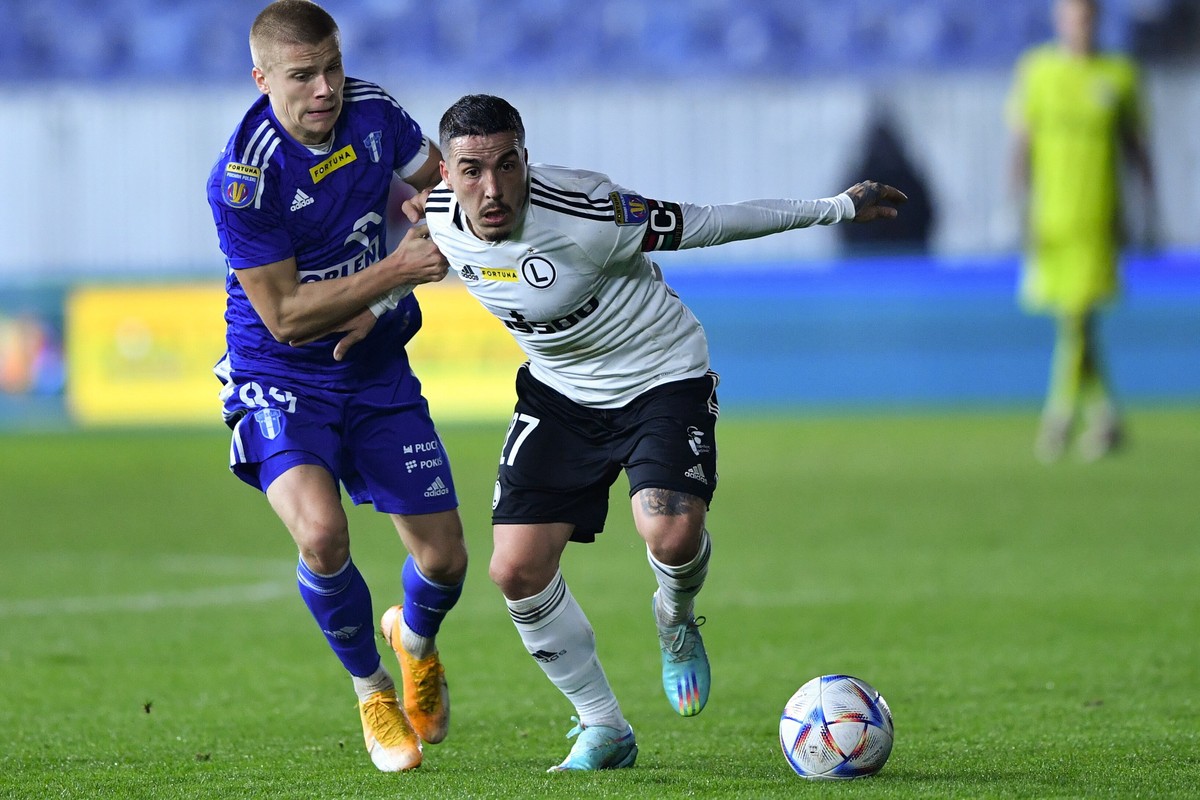 Zawodnik Wisły Płock Aleksander Pawlak (L) i Josue (P) z Legii Warszawa podczas meczu 1/16 finału piłkarskiego Pucharu Polski