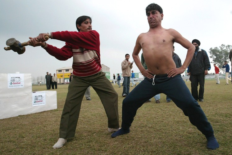 Człowiek o stalowym brzuchu... przyjmie na klatę i żołądek każdy cios