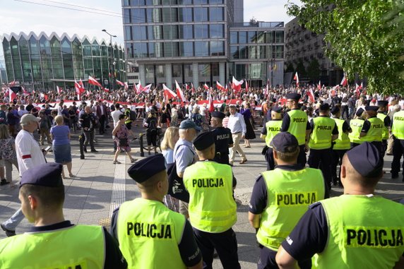 Tłum na rondzie Dmowskiego