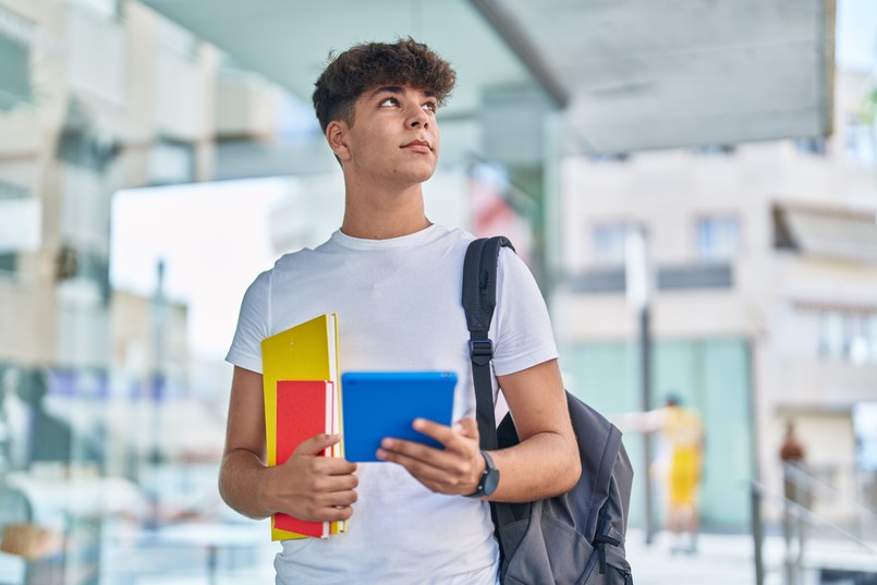 nastolatek, uczeń, student trzymający książki, szkoła, studia, matura