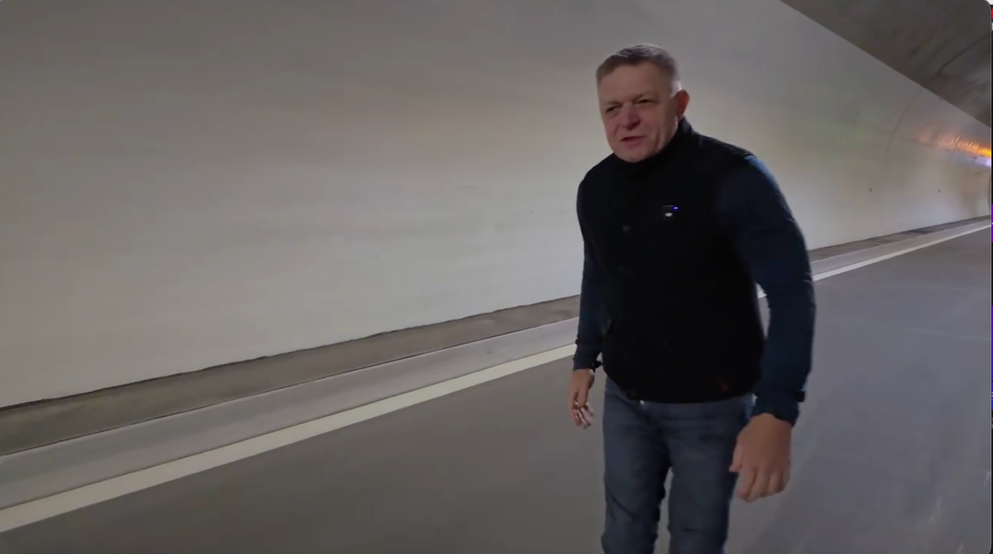 Premiér Fico si tunel Višňové prešiel na korčuliach. 