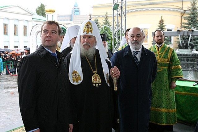 Od prawej Wiktor Wekselberg, patriarcha Rosji Aleksy oraz ówczesny prezydent Rosji Dmitrij Miedwiediew podczas przekazania przez fundację Wekselberga dzwonów jednej z cerkwi w Moskwie, wrzesień 2008 r.