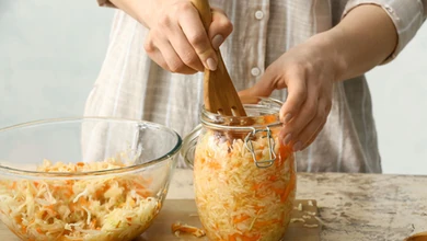 Kapusta kiszona w słoikach - przepis. Jak kisić kapustę w słoikach? Ile soli potrzeba do kiszenia kapusty?