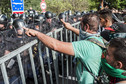 Walki uchodźców z policją na granicy Węgier. Użyto gazu i armatek wodnych