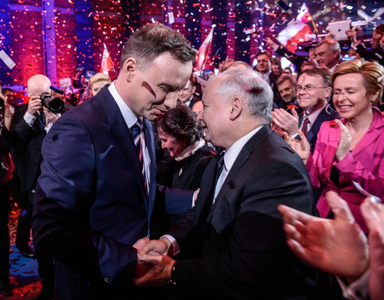 Andrzej Duda i Jarosław Kaczyński na konwencji przed wyborami prezydenckimi w 2015 r.