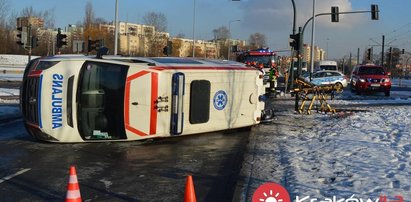 Karetka zderzyła się z peugeotem w Krakowie. Trzy osoby ranne