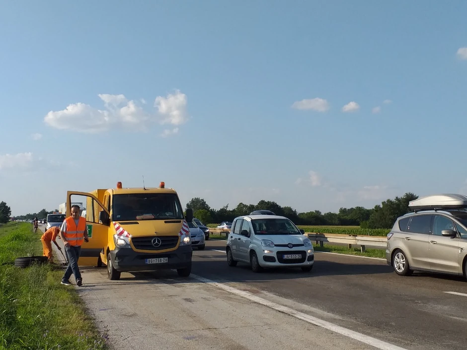 U sudaru su učestvovala tri automobila i kamion