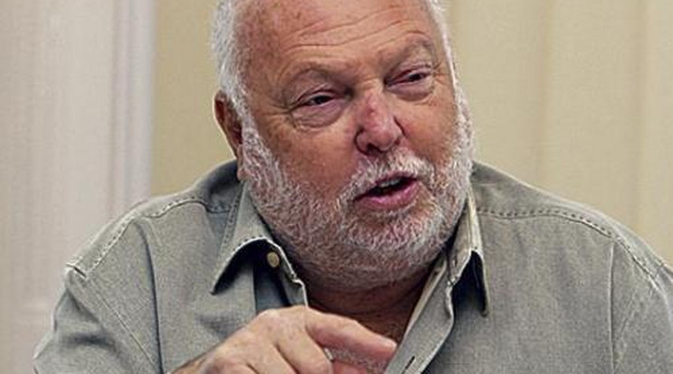 Andy Vajna Orbán vejével kávézgatott