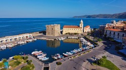 Ranking najpiękniejszych włoskich plaż z krystaliczną wodą. Sprawdź, dokąd pojechać