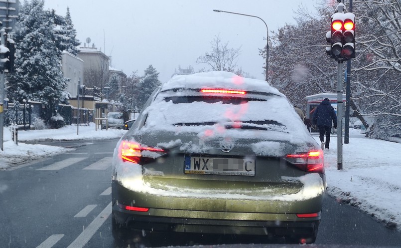 Samochód zasypany śniegiem