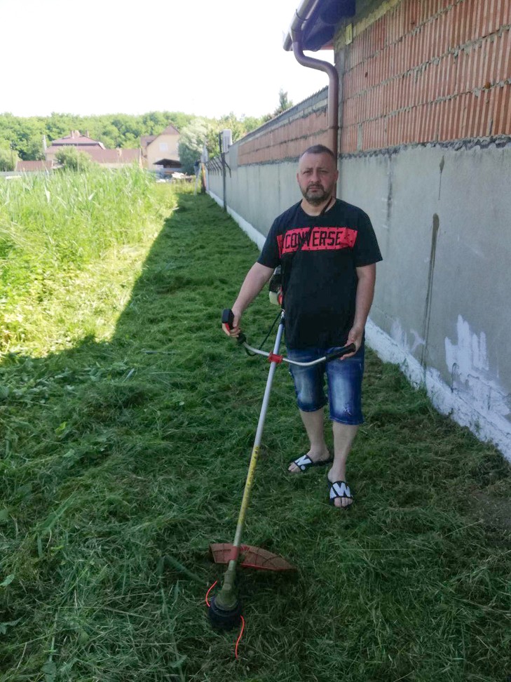 Zsolti most inkább kaszálja a nádat