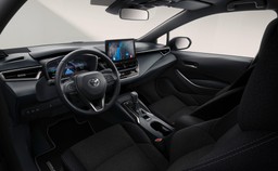 nowa toyota to hit. ma silnik 1.8 i pali 4,4 l na 100 km. cena?