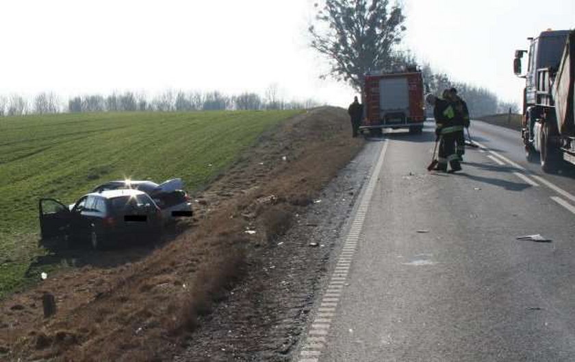 Auta wjechały w pole. Kierowca nie żyje