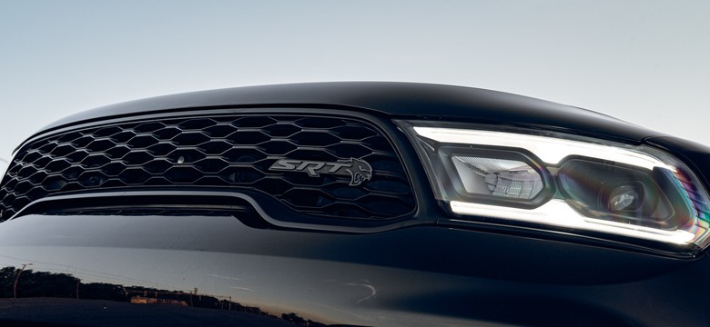 Sensacyjny SUV wjeżdża do Polski. Ma V8 i 707 KM