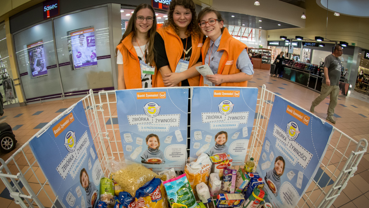 Z produktów zebranych podczas zbiórki żywności organizowanej przez Banki Żywności w partnerstwie z firmą Danone będzie można przygotować 700 tys. posiłków. Licznik zbiórki wciąż bije! Do końca października można podzielić się posiłkiem online na charytatywni.allegro.pl, ale już teraz wiemy, że klienci sklepów pokazali serce wielkie jak hipermarket! Jedną z gwiazd, która wsparła naszą akcję była Małgorzata Rozenek-Majdan.