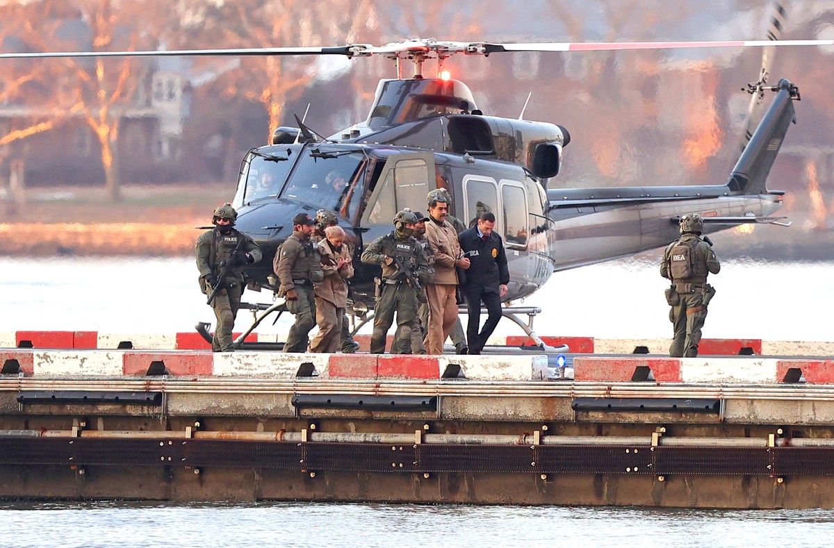 Porwany przywódca Wenezueli Nicolas Maduro z żoną w New York Heliport, w drodze do Sądu Federalnego na Manhattanie, Nowy Jork, 5 stycznia 2026 r.