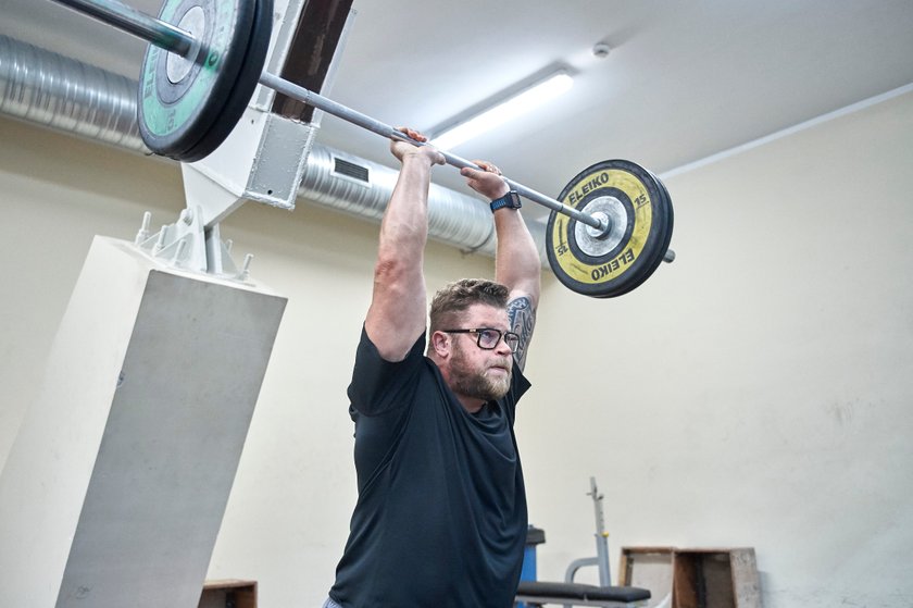 Paweł Fajdek (32 l.) jest zbulwersowany tym, że podczas zgrupowania w Spale ma przebywać tłum sportowców.