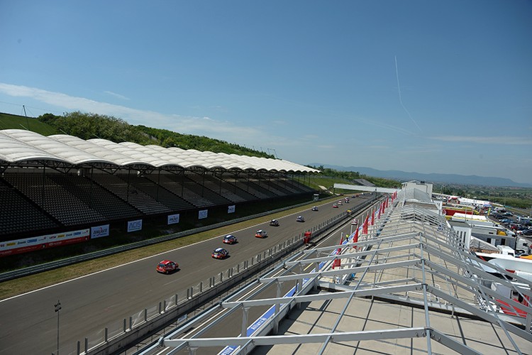 Na węgierskim torze Hungaroring z piskiem opon wystartowały Wyścigowe Samochodowe Mistrzostwa Polski. Pierwszym liderem Picanto Lotos Cup po wygraniu obu wyścigów, został Michał Kijanka. Zaś w cee’d Lotos Cup dwukrotnie zwyciężał Kamil Raczkowski.