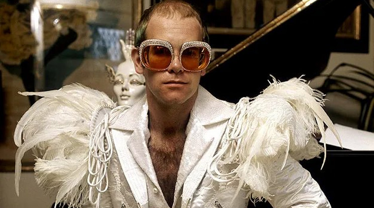 Elton John élete legsötétebb időszakait is bemutatta a Rocketmanben / Fotó: Youtube