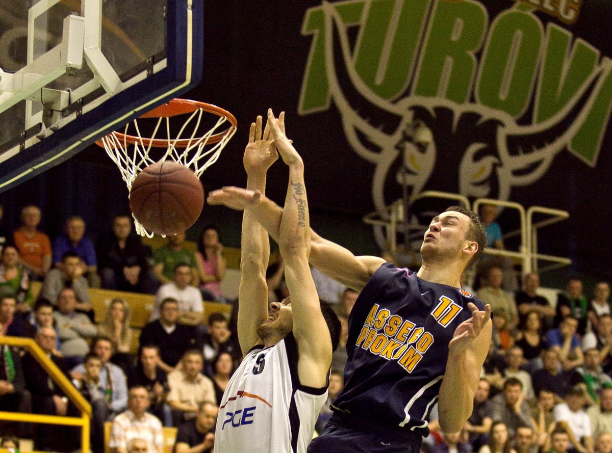 Koszykarz Asseco Prokom Gdynia Donatas Motiejunas (P) walczy o piłkę z Aaronem Celem (L) z PGE Turów Zgorzelec
