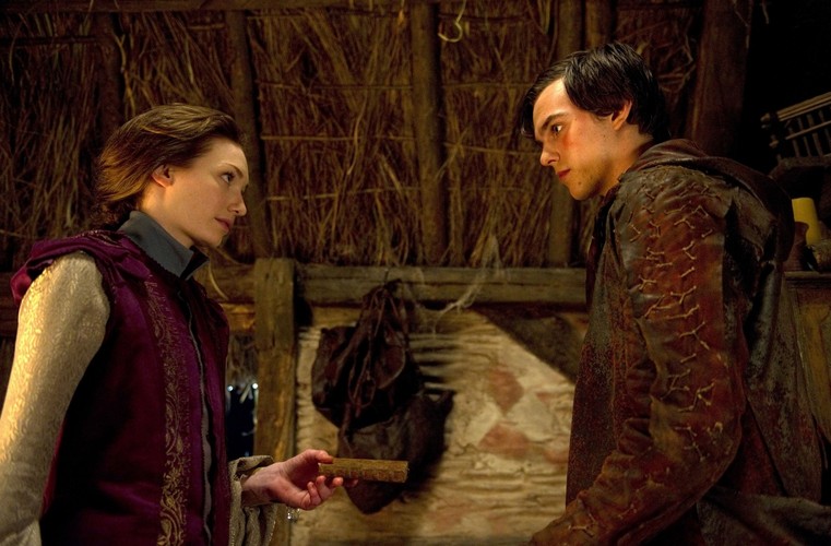 Eleanor Tomlinson i Nicholas Hoult