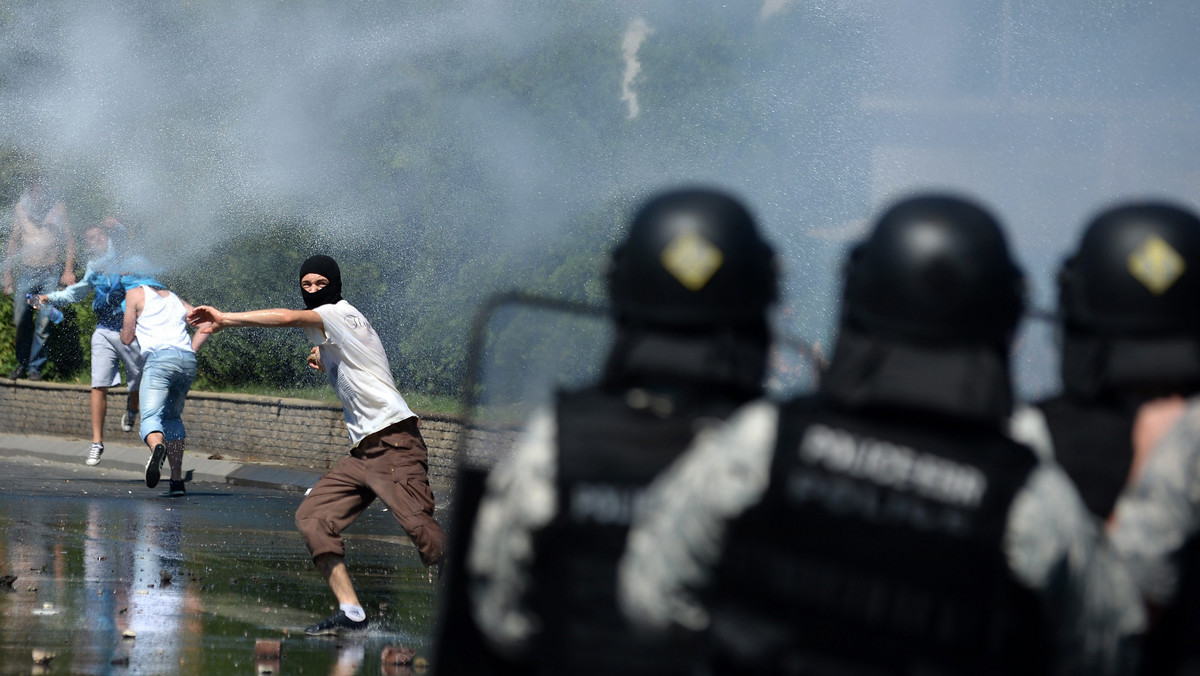 W stolicy Macedonii Skopje doszło w piątek do starć policji z około dwoma tysiącami młodych przedstawicieli mniejszości albańskiej, którzy protestowali przeciwko skazaniu sześciu ich rodaków na dożywocie za zabójstwo pięciu słowiańskich Macedończyków.