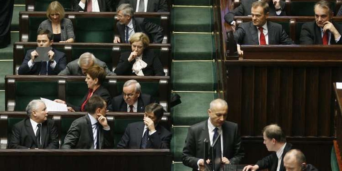 Kaczyński sam się przerobił! Siedzi koło Tuska!