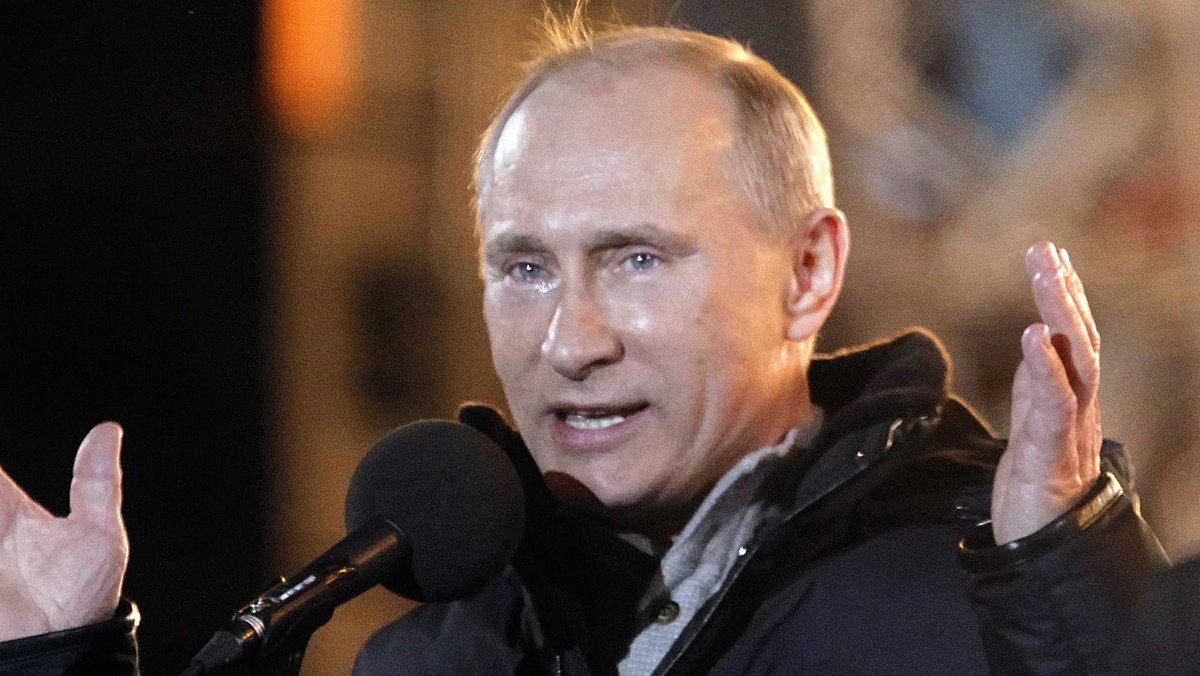Zgodnie z prognozami socjologów Władimir Putin już w pierwszej turze głosowania został wybrany na kolejnego prezydenta Rosji. Centralna Komisja Wyborcza podała dane cząstkowe z 98,47 proc. obwodowych komisji wyborczych. 59-letni Putin zdobył 63,9 proc. głosów. Zwycięzca i Dmitrij Miedwiediew pojawili się na wiecu w centrum Moskwy. - Obiecywałem, że wygramy i wygraliśmy - mówił w emocjonalnym wystąpieniu Putin, któremu nawet popłynęła po policzku łza. Premier potem tłumaczył dziennikarzom "Komsomolskiej Prawdy", że "łza była prawdziwa", ale uronił ją z powodu wiatru.