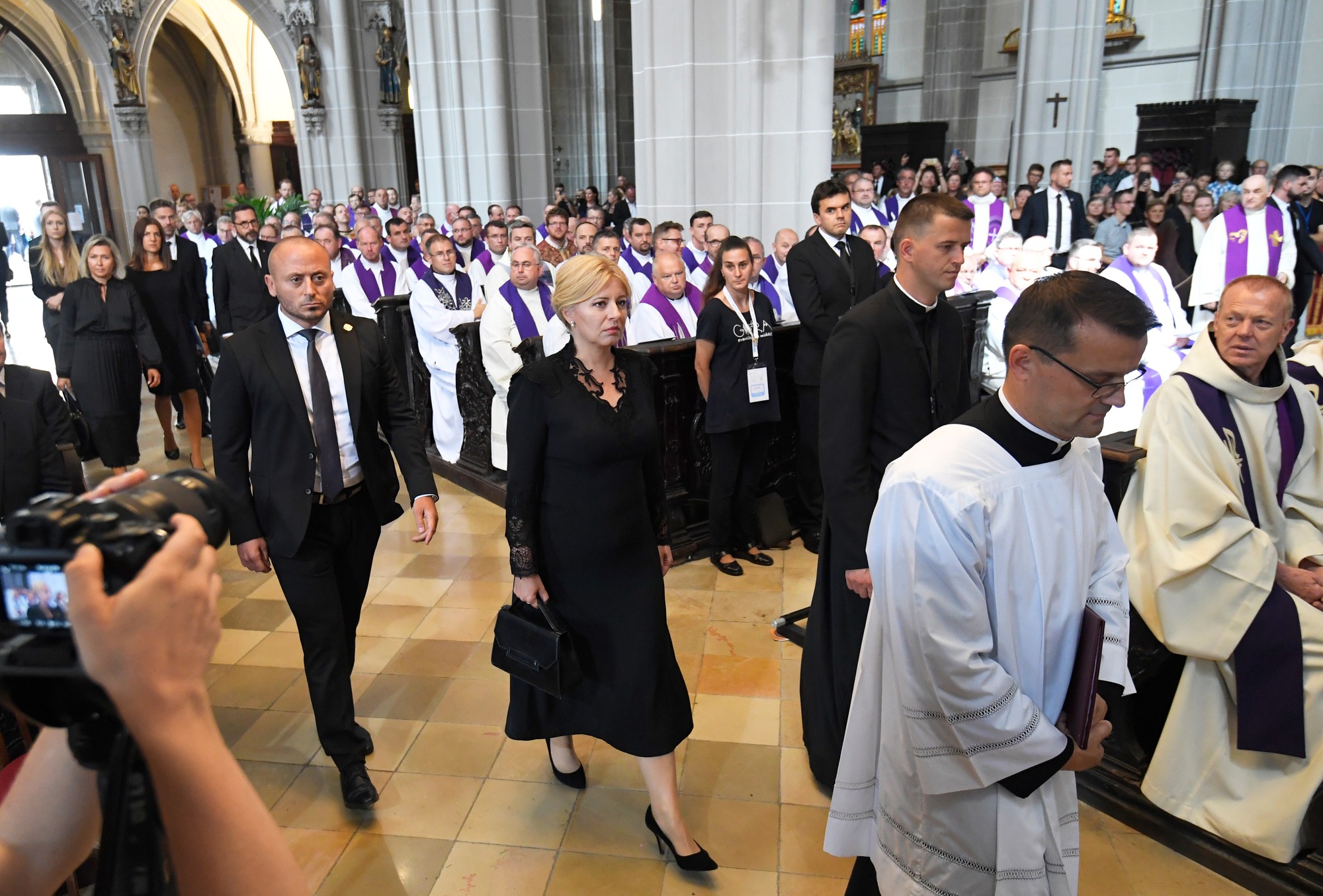 Prezidentka SR Zuzana Čaputová počas pohrebnej svätej omše a rozlúčky so zosnulým slovenským kardinálom Jozefom Tomkom.