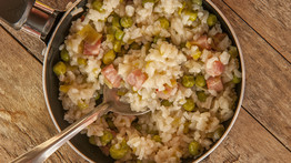 Gyorsan és könnyen elkészíthető ebéd: rizottó zöldborsóval és baconnel