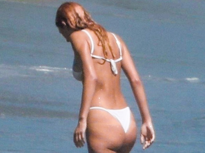 Kamila Morone na plaži u Malibuu 